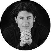 Dedico mi tiempo a ayudar a otros a descubrir más de sí mismos.